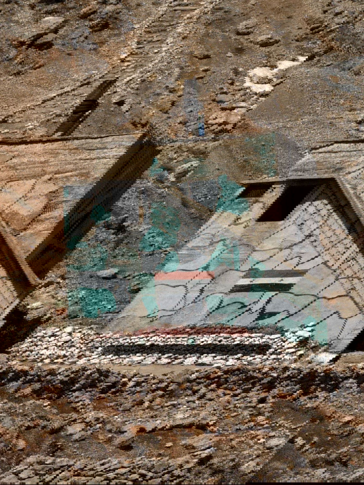 עמדות תצפית ומוצבים שננטשו על-ידי הצבא הסורי הישן