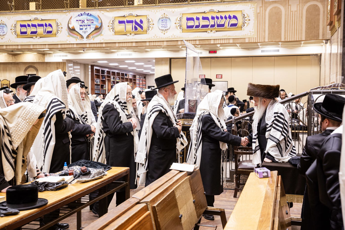 חסידי באבוב עוברים לברכת פרידה לפני הטיסה