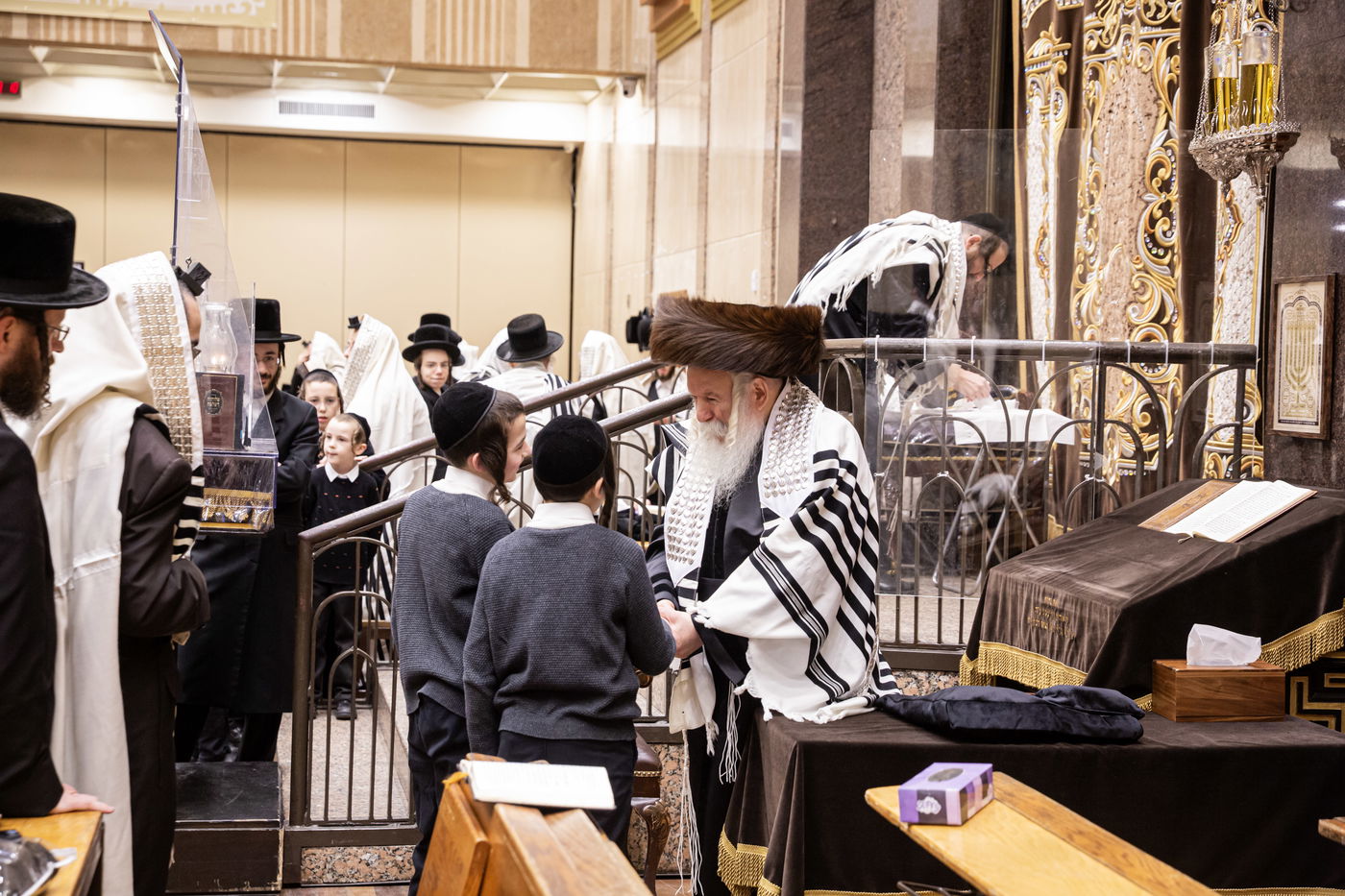 חסידי באבוב עוברים לברכת פרידה לפני הטיסה