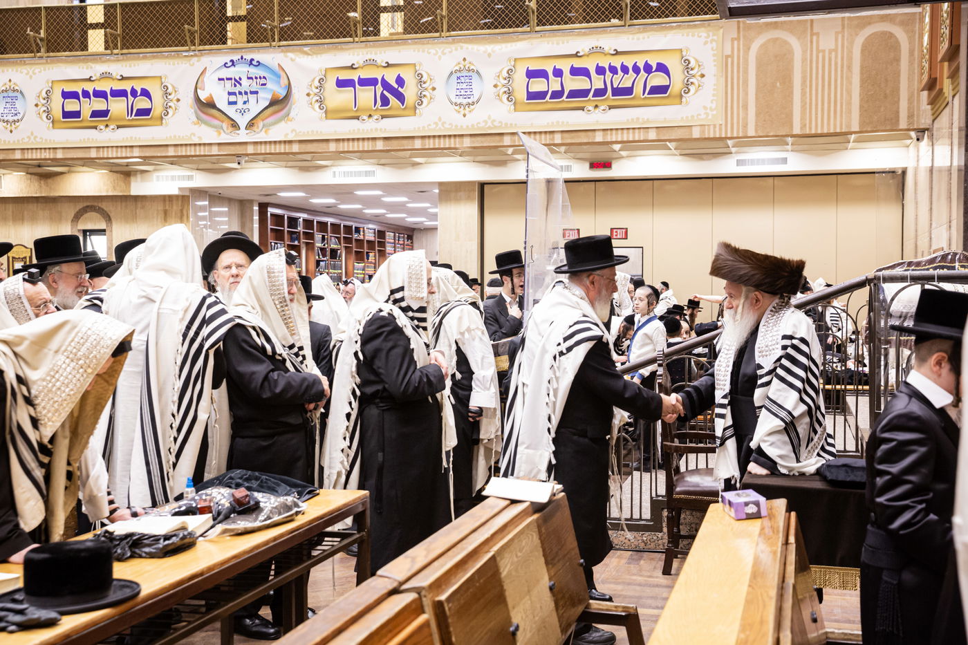 חסידי באבוב עוברים לברכת פרידה לפני הטיסה