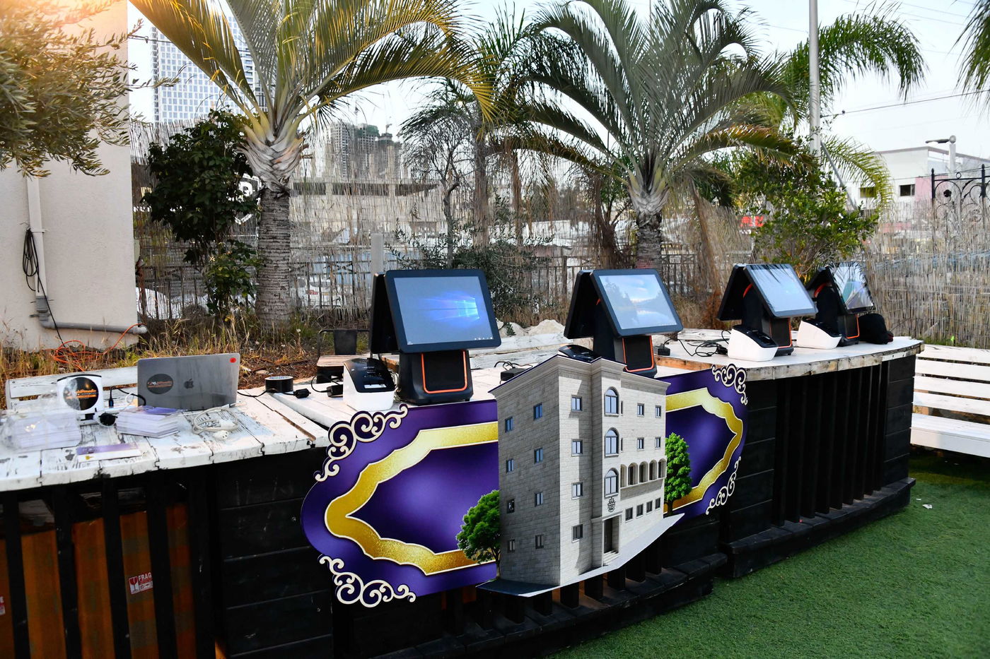 הכנסת ס"ת בחצה"ק ביטשקוב