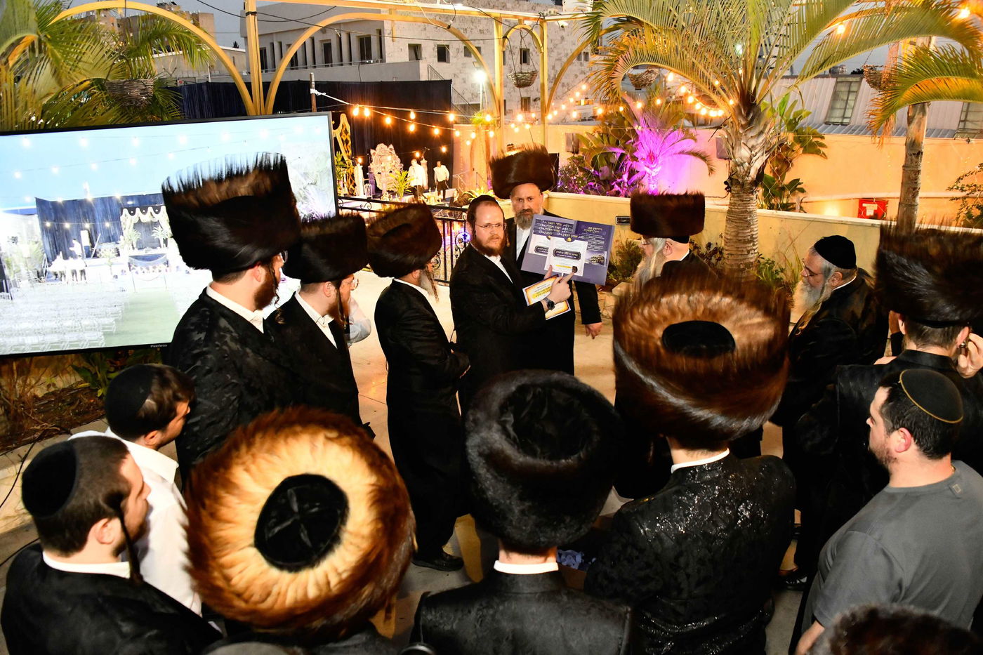 הכנסת ס"ת בחצה"ק ביטשקוב