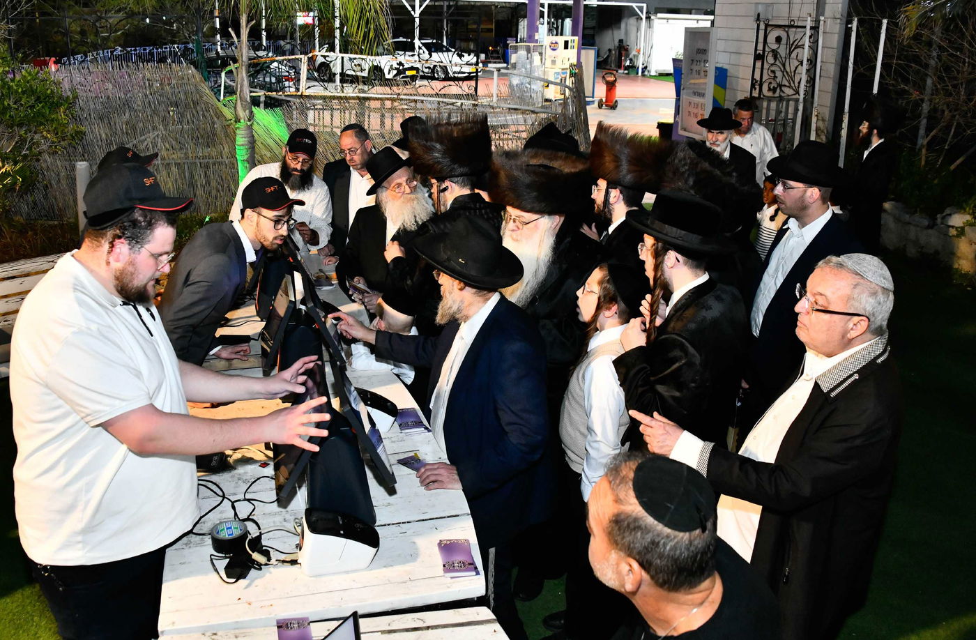 הכנסת ס"ת בחצה"ק ביטשקוב