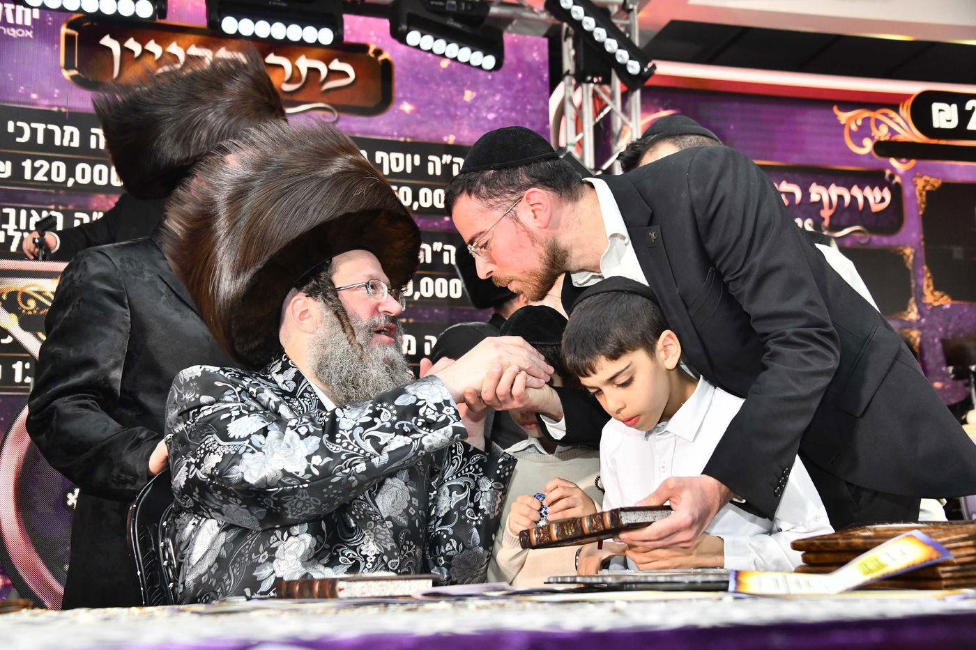 הכנסת ס"ת בחצה"ק ביטשקוב