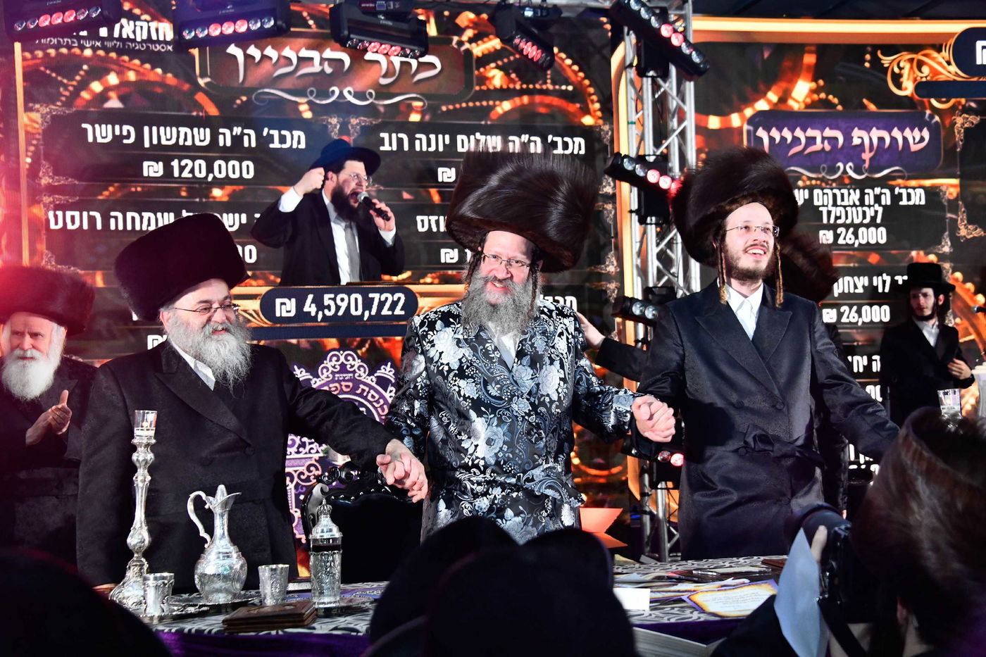 הכנסת ס"ת בחצה"ק ביטשקוב