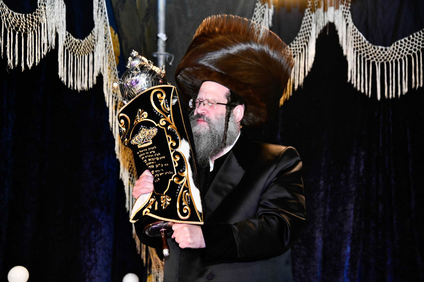 הכנסת ס"ת בחצה"ק ביטשקוב