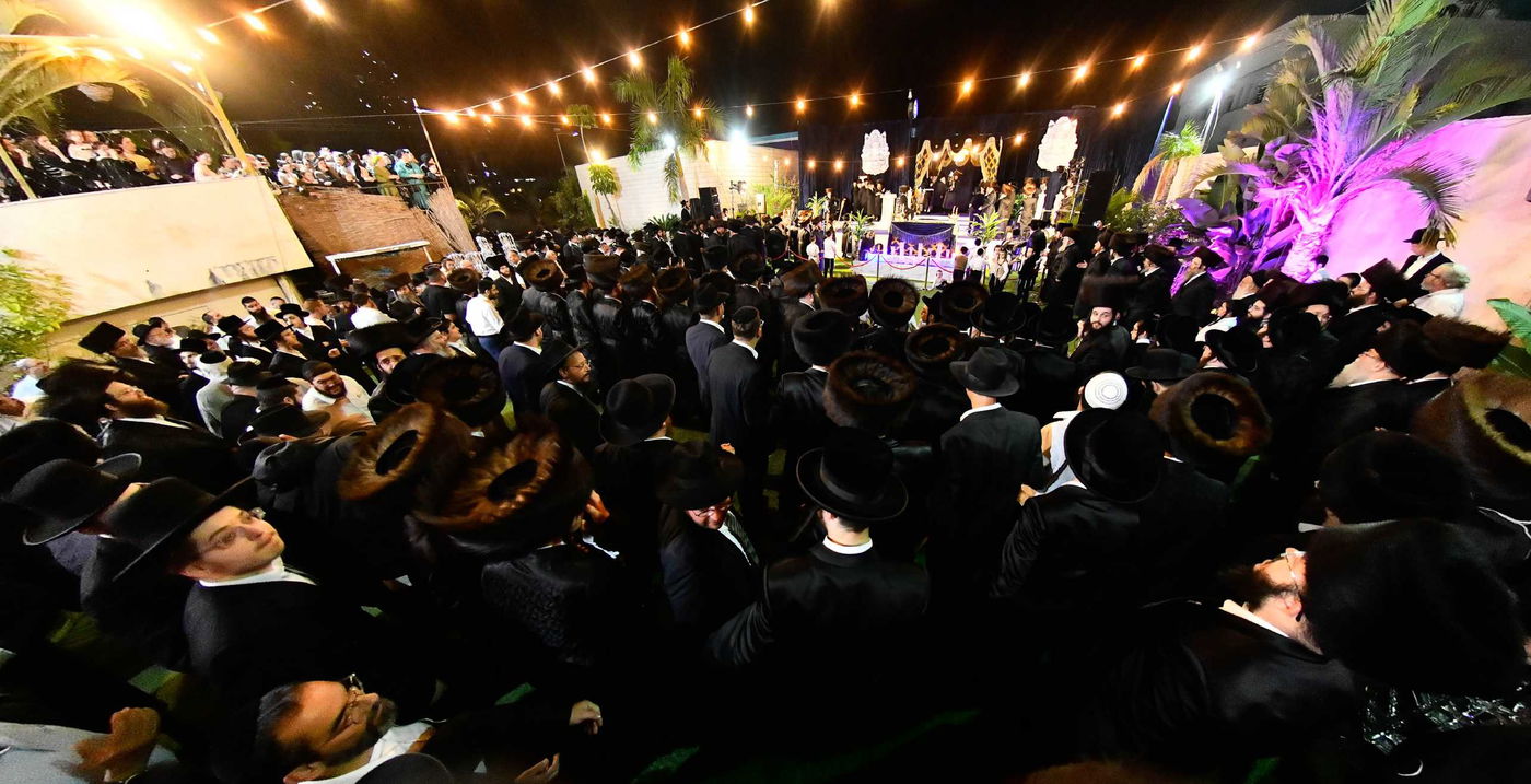 הכנסת ס"ת בחצה"ק ביטשקוב