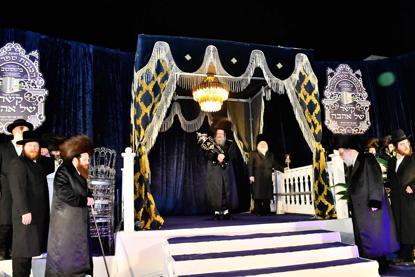 הכנסת ס"ת בחצה"ק ביטשקוב