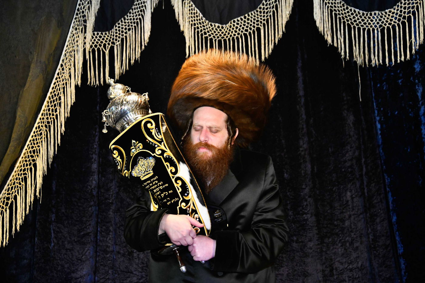 הכנסת ס"ת בחצה"ק ביטשקוב