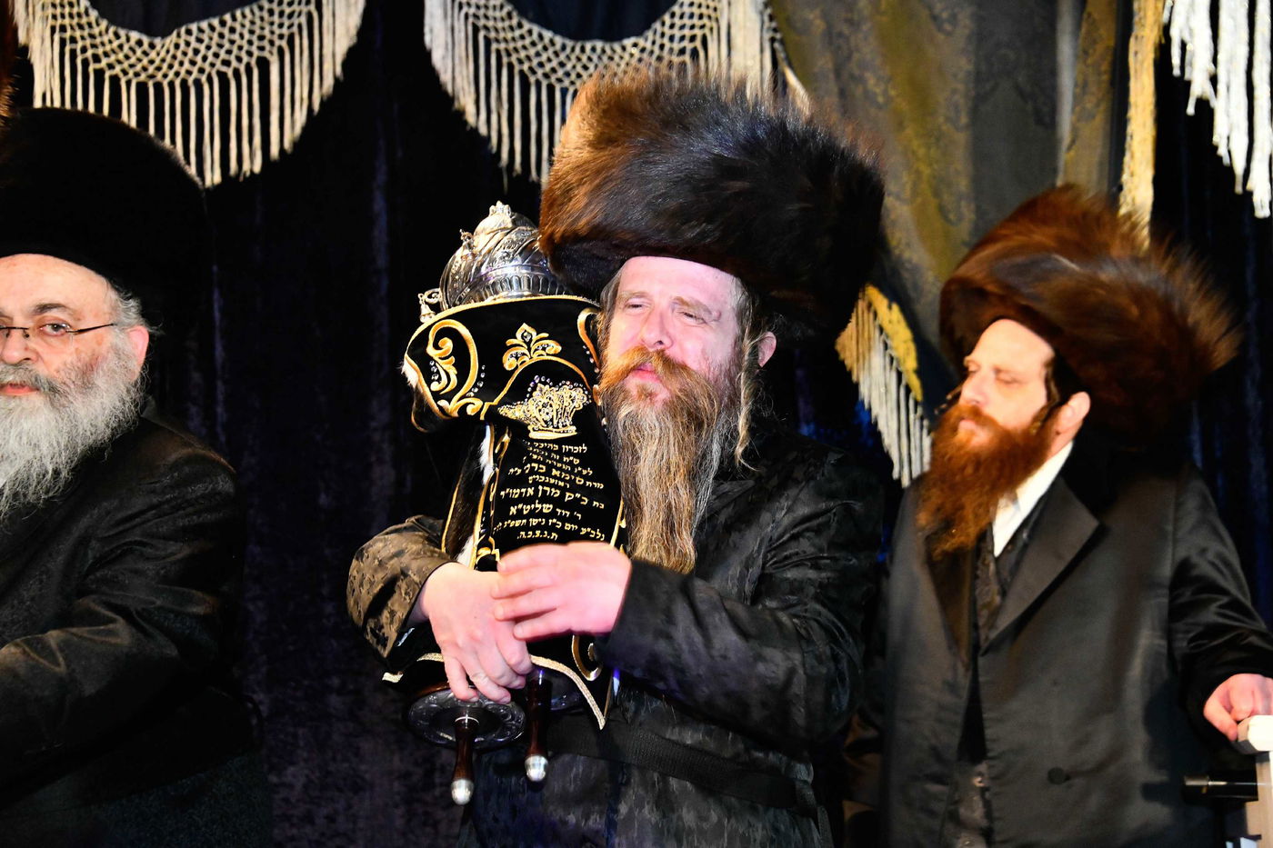 הכנסת ס"ת בחצה"ק ביטשקוב