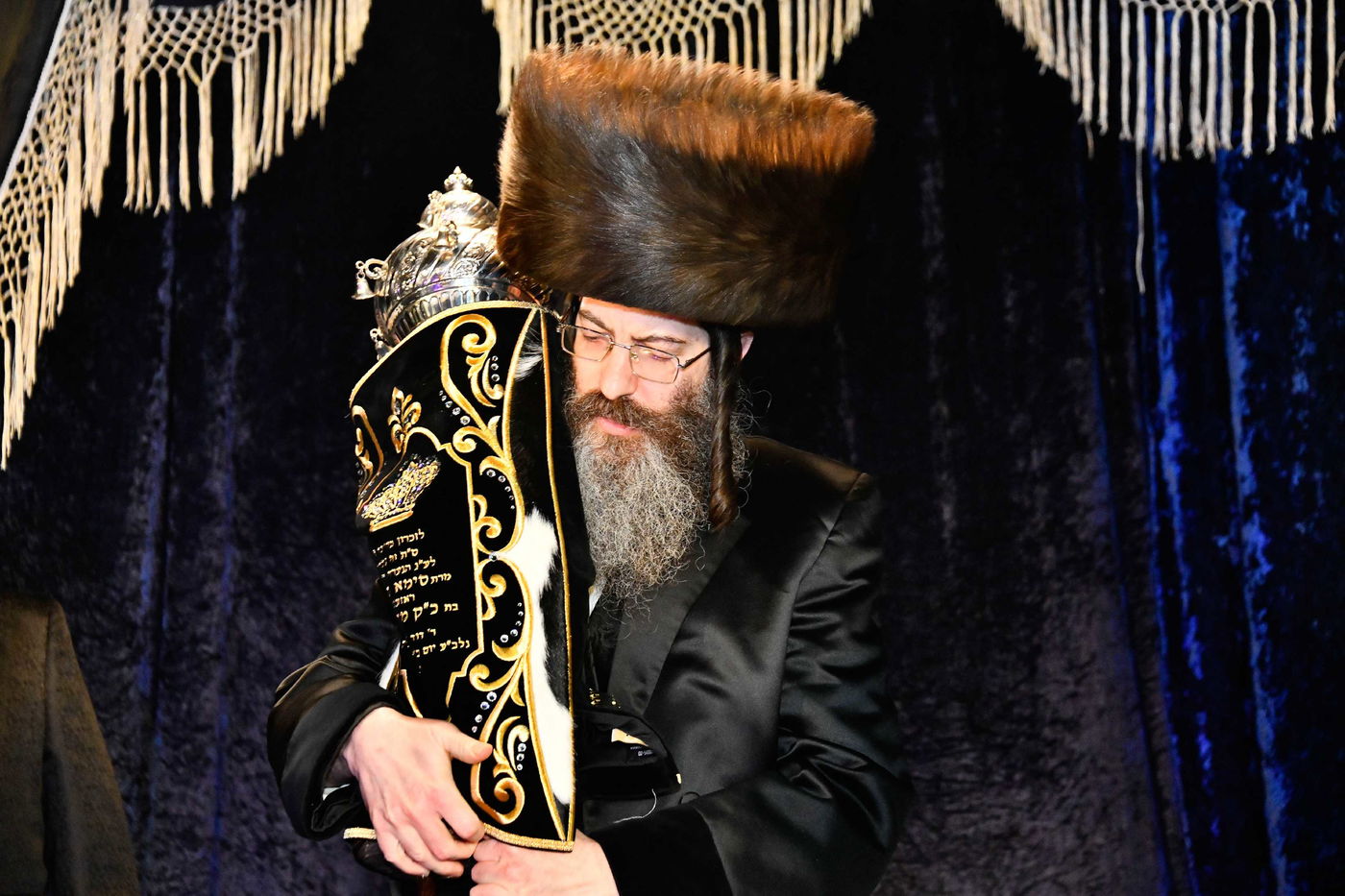 הכנסת ס"ת בחצה"ק ביטשקוב