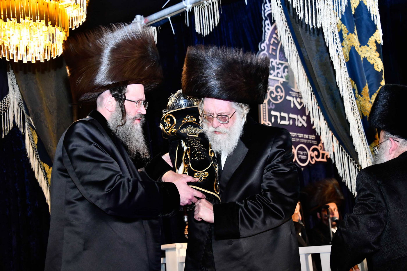 הכנסת ס"ת בחצה"ק ביטשקוב