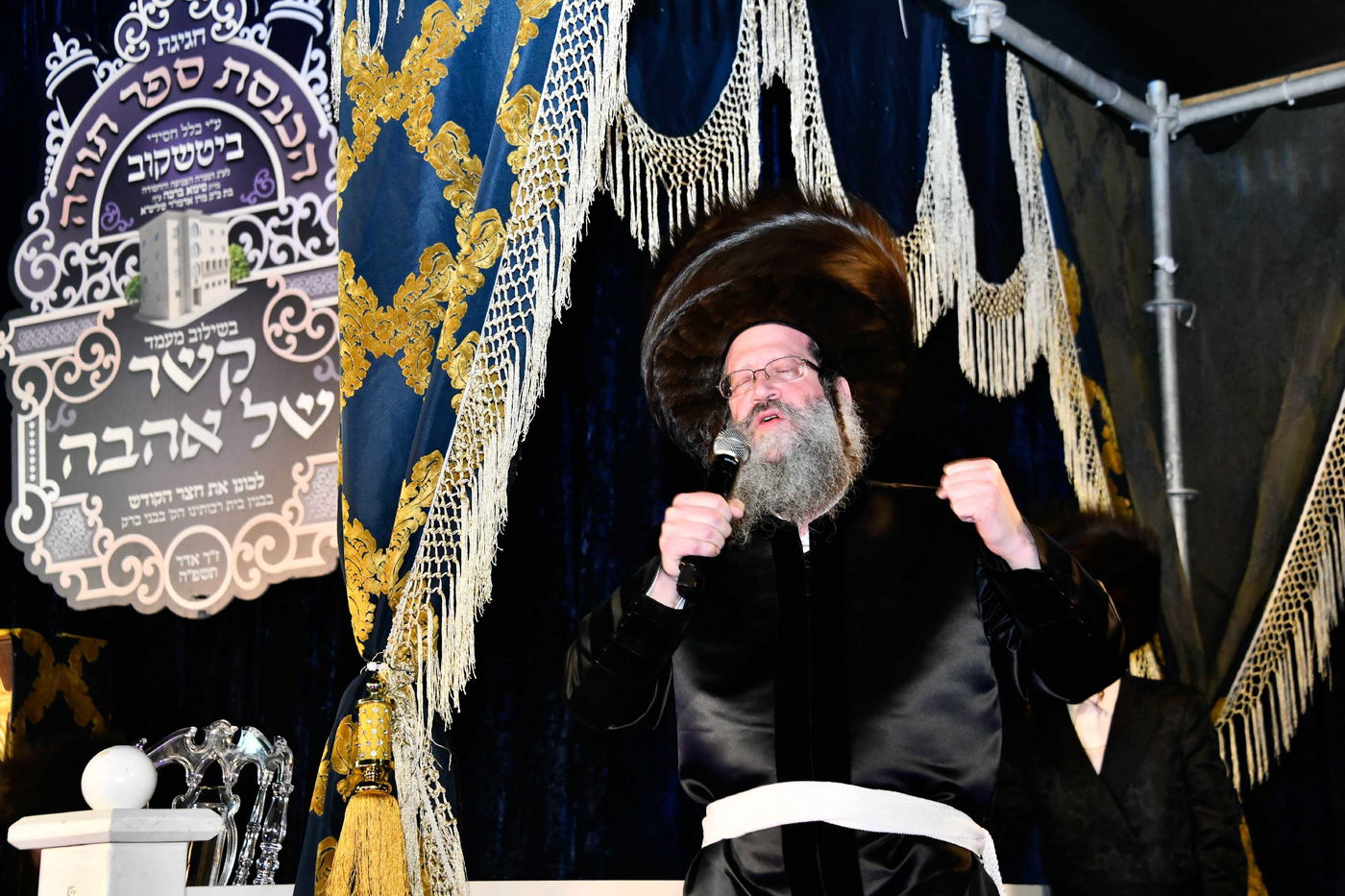 הכנסת ס"ת בחצה"ק ביטשקוב