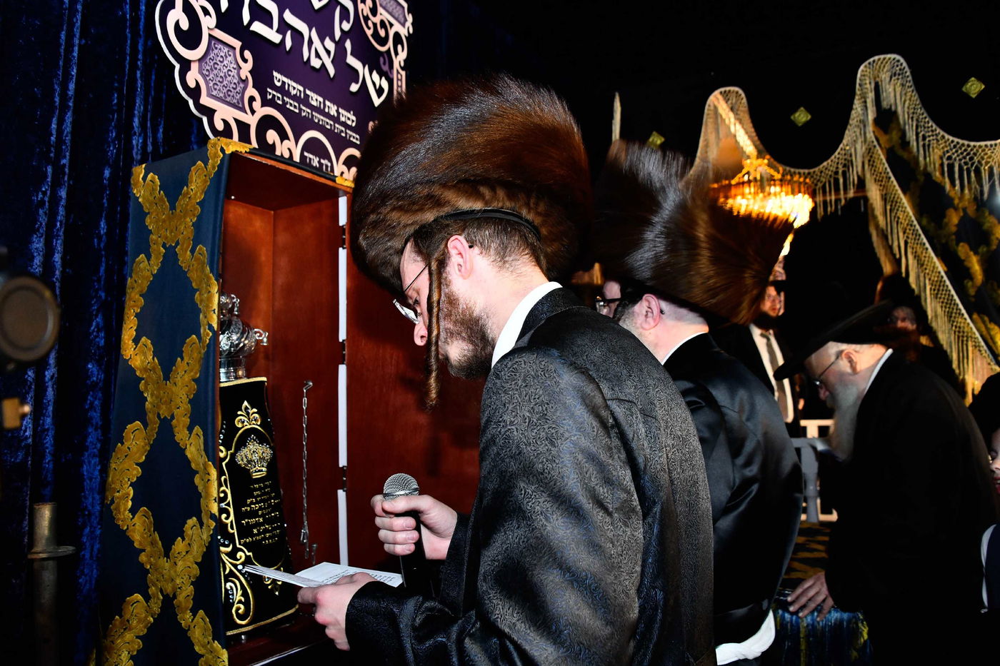 הכנסת ס"ת בחצה"ק ביטשקוב