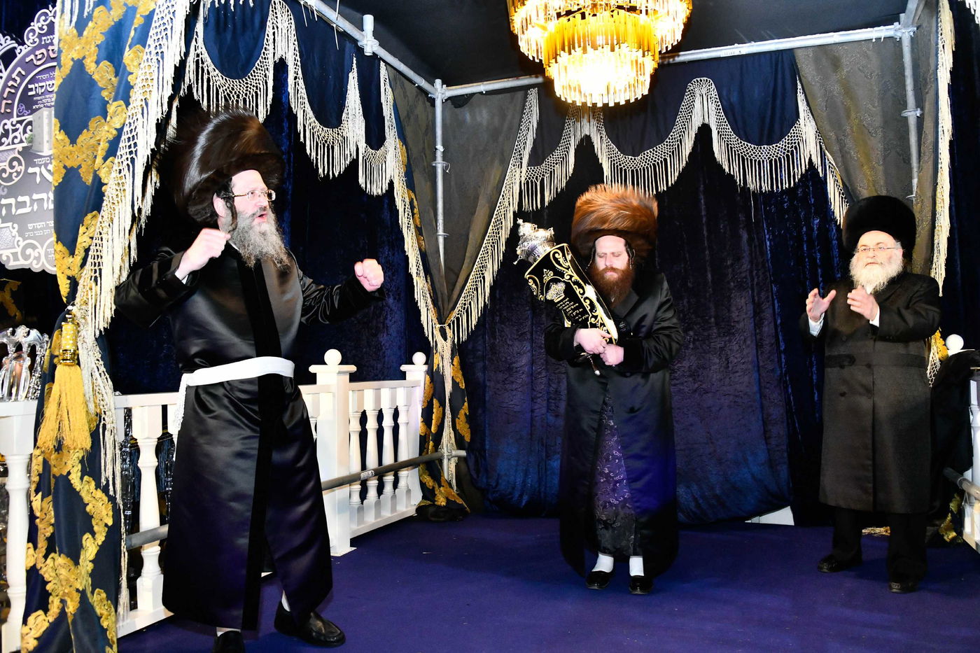 הכנסת ס"ת בחצה"ק ביטשקוב