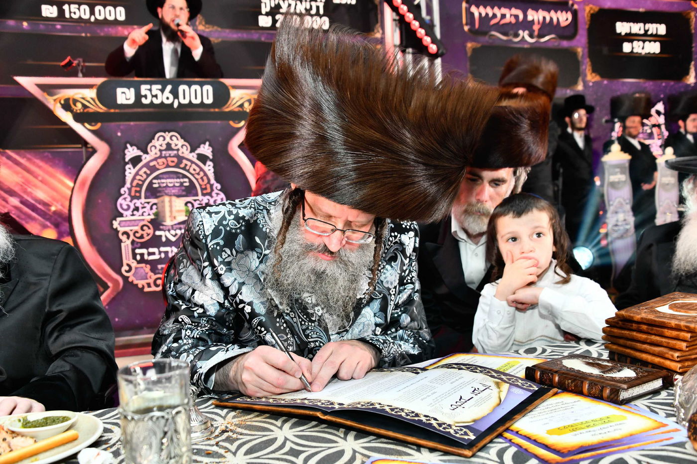 הכנסת ס"ת בחצה"ק ביטשקוב