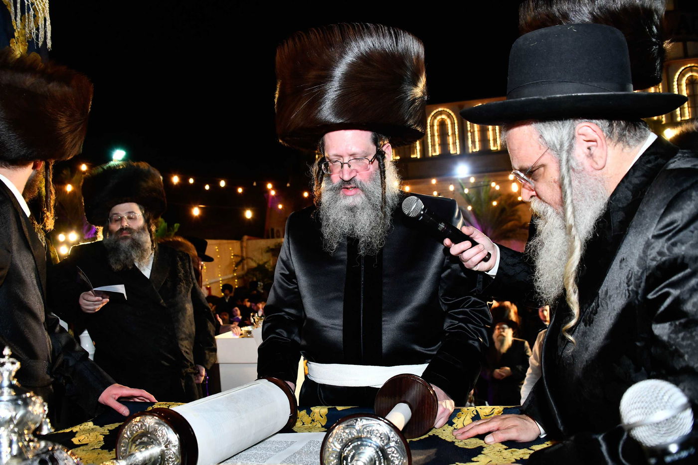 הכנסת ס"ת בחצה"ק ביטשקוב