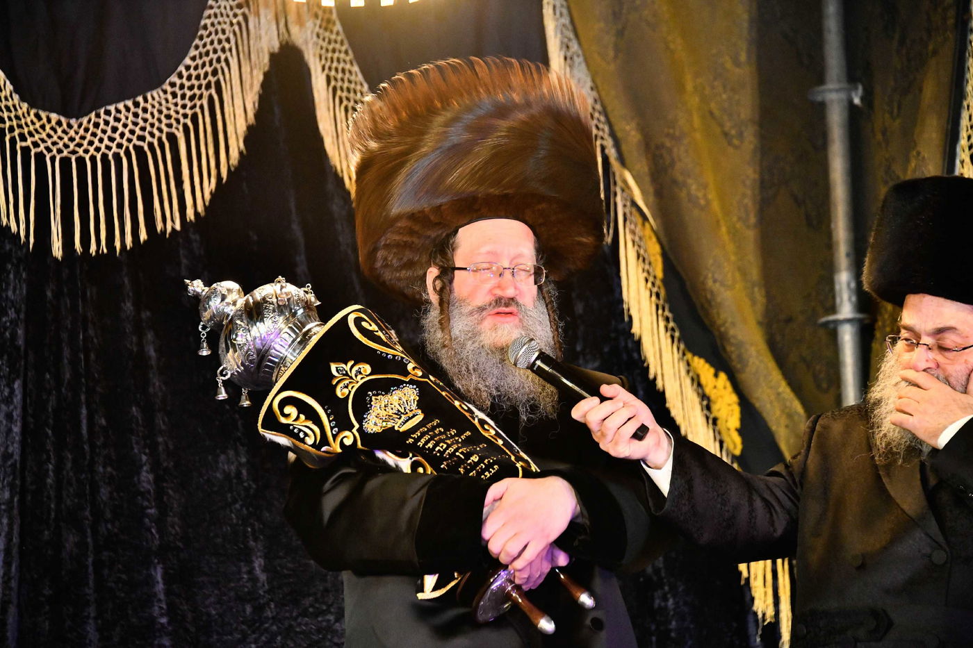 הכנסת ס"ת בחצה"ק ביטשקוב