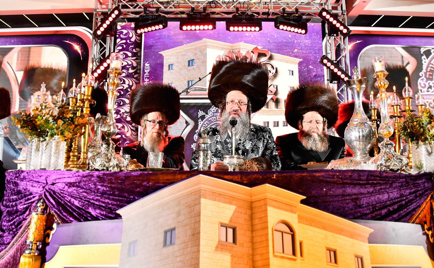 הכנסת ס"ת בחצה"ק ביטשקוב