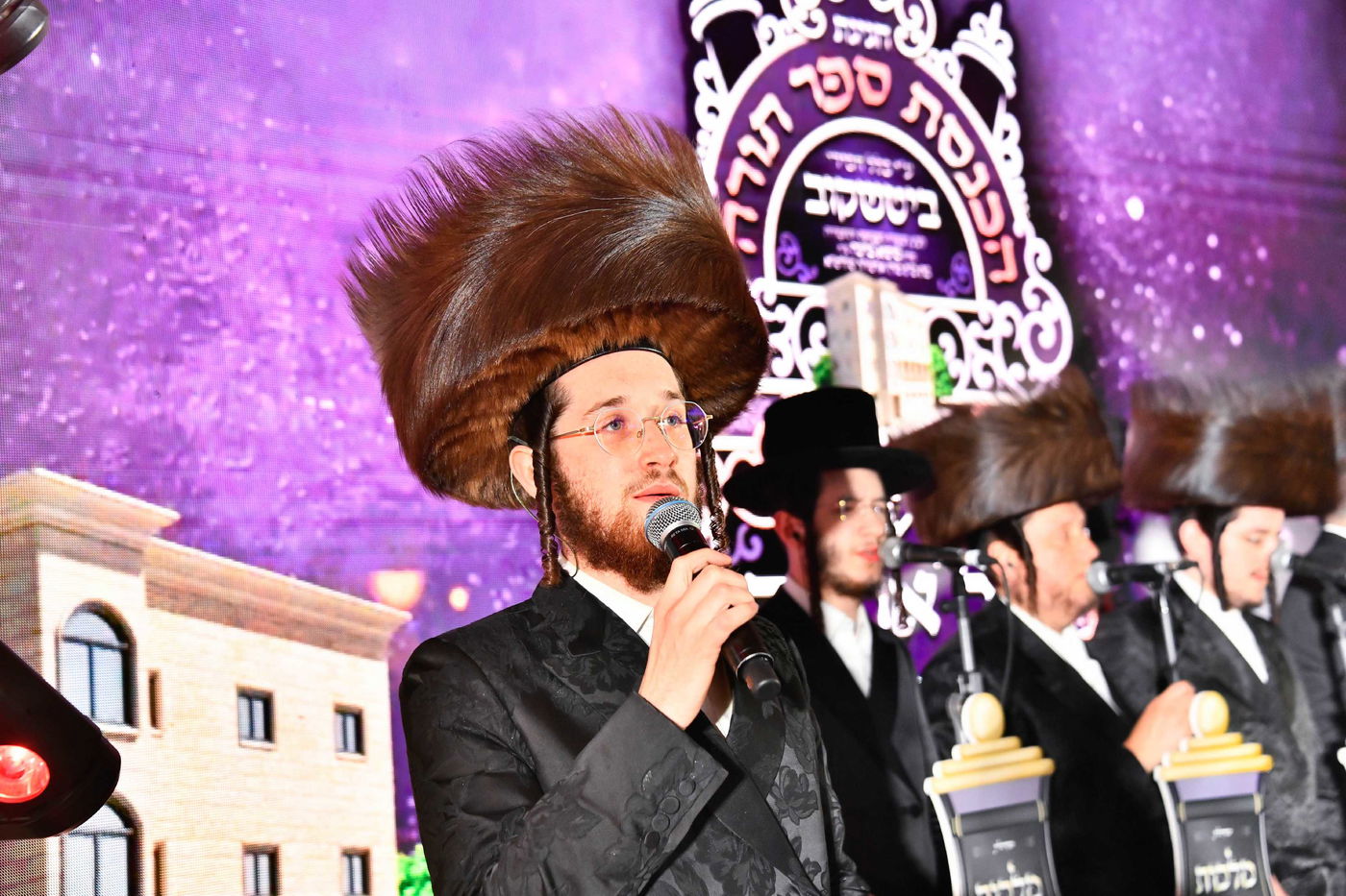 הכנסת ס"ת בחצה"ק ביטשקוב