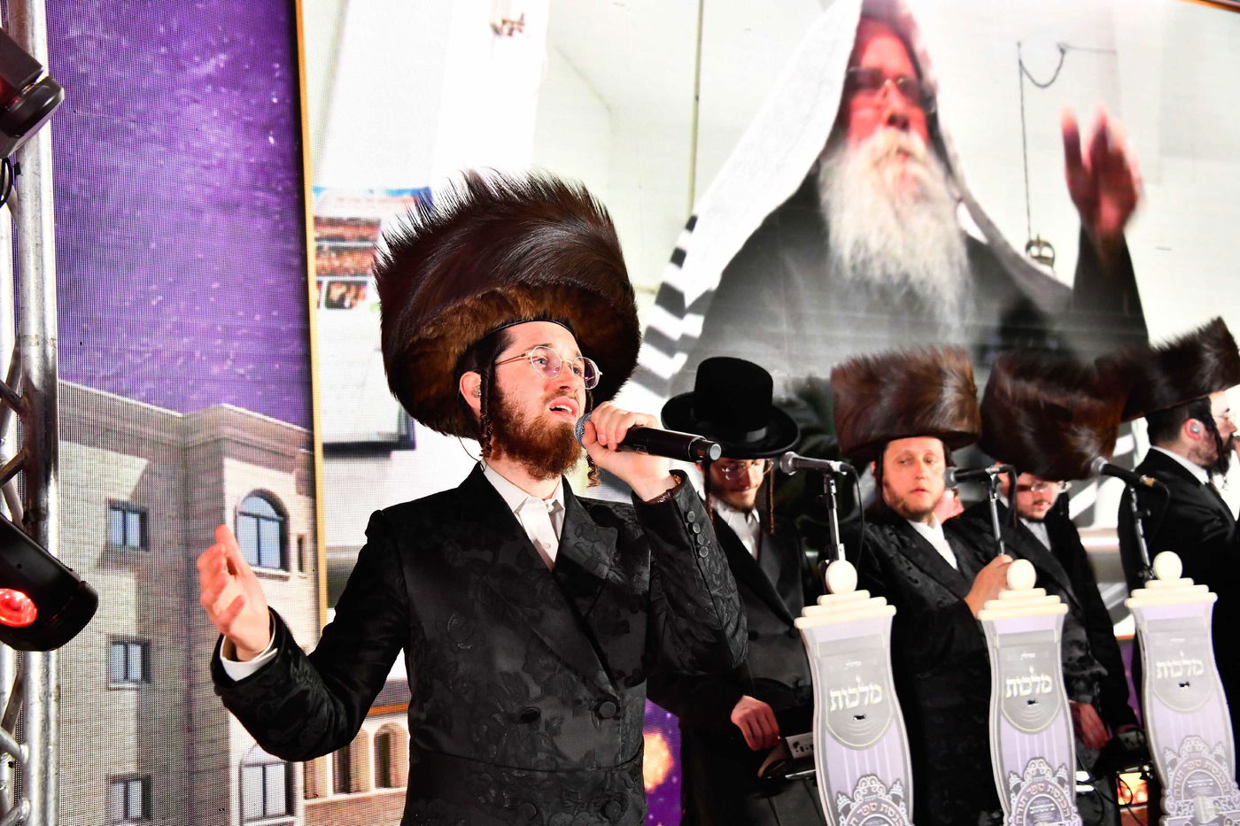 הכנסת ס"ת בחצה"ק ביטשקוב