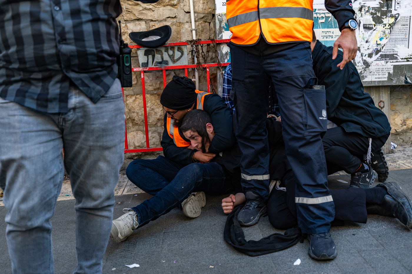 בלשים מחופשים לעובדי עירייה