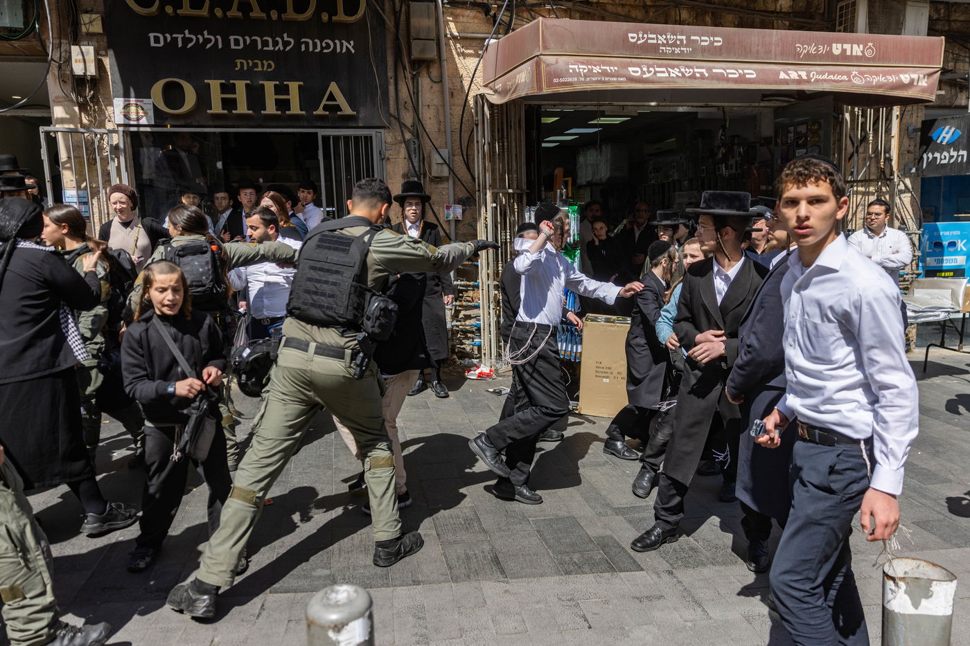 בלשים מחופשים לעובדי עירייה