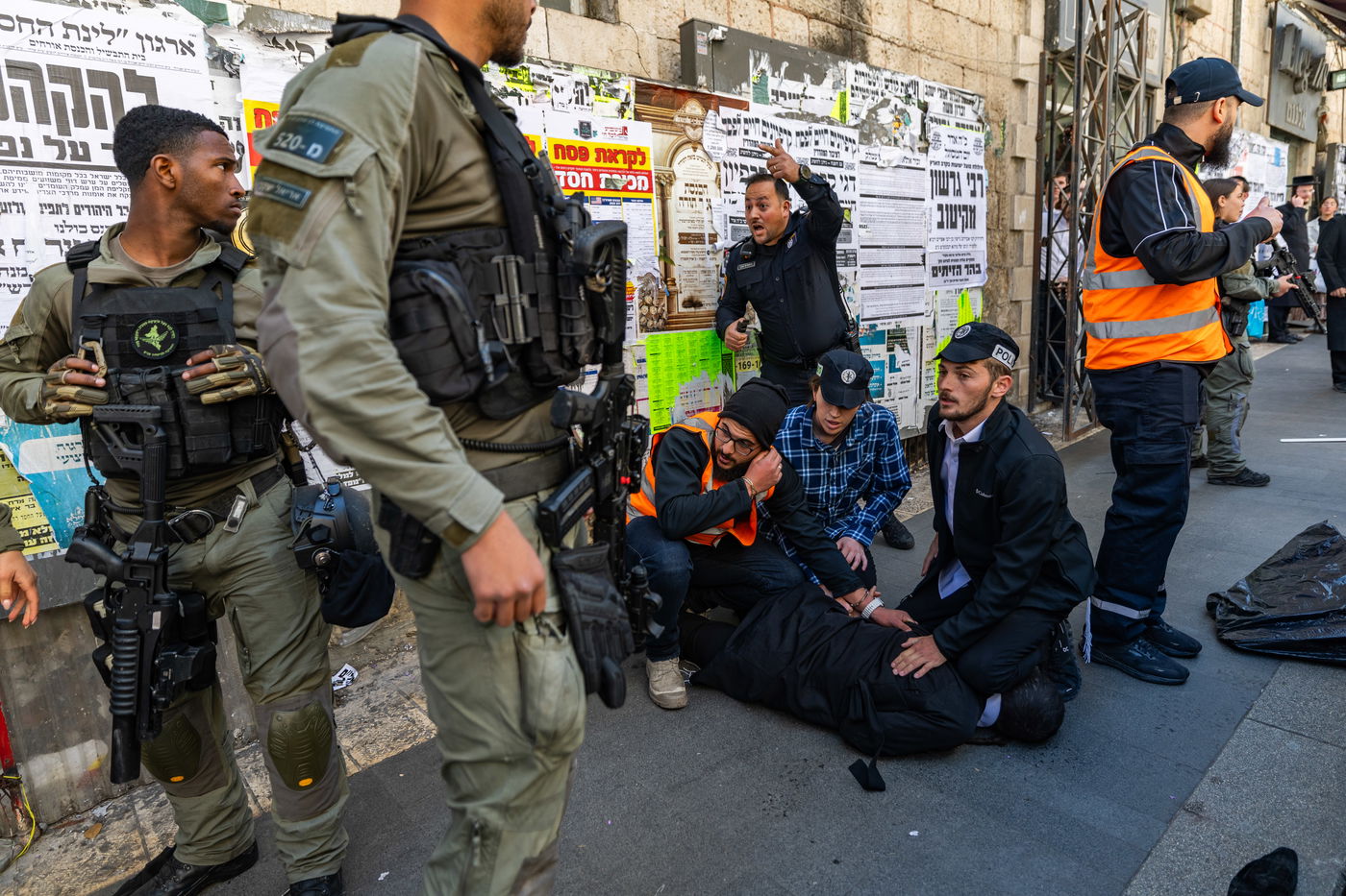 בלשים מחופשים לעובדי עירייה