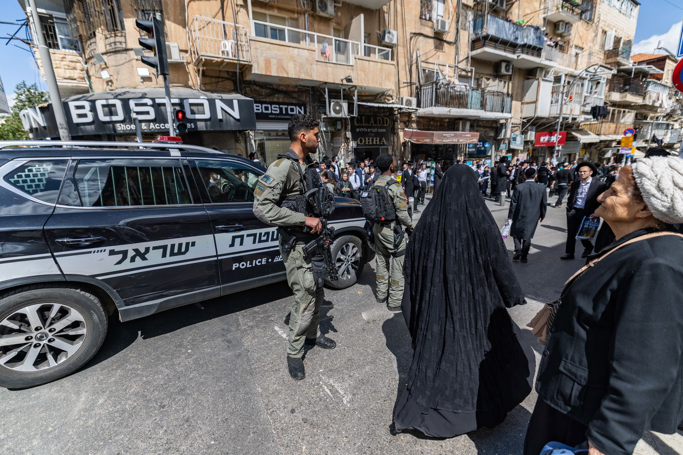 בלשים מחופשים לעובדי עירייה