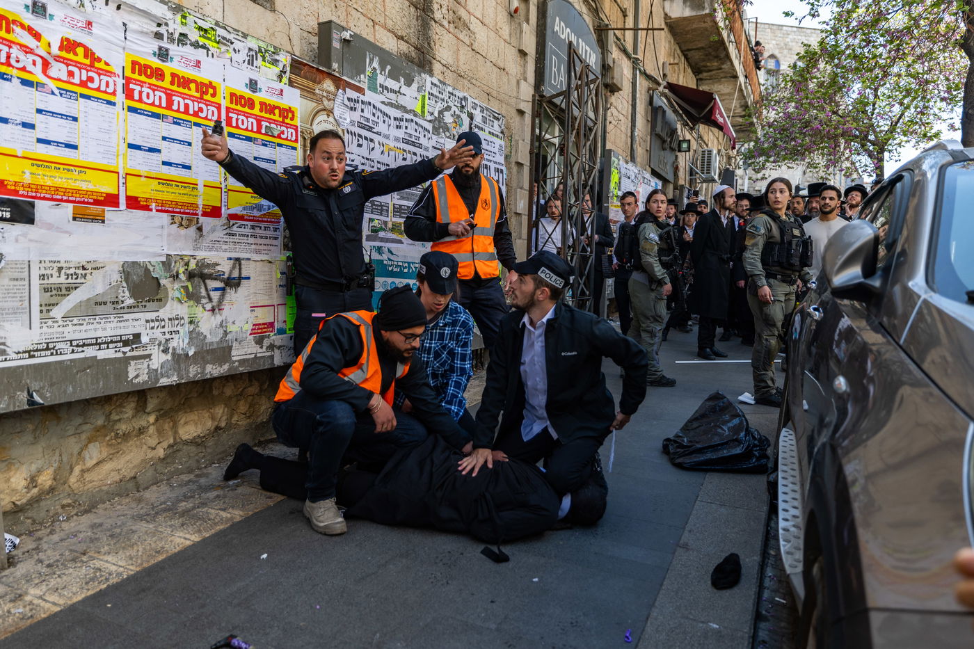 בלשים מחופשים לעובדי עירייה