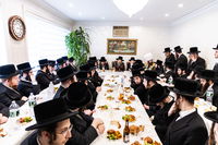 האדמו"ר מבאבוב 45 בטיש לכבוד 'יום שיבסר באדר'