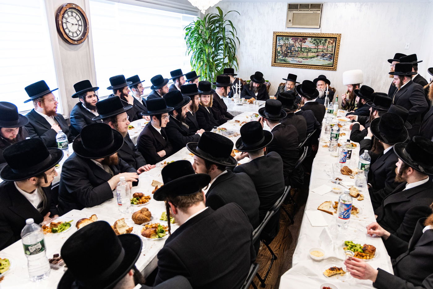 האדמו"ר מבאבוב 45 בטיש לכבוד 'יום שיבסר באדר'