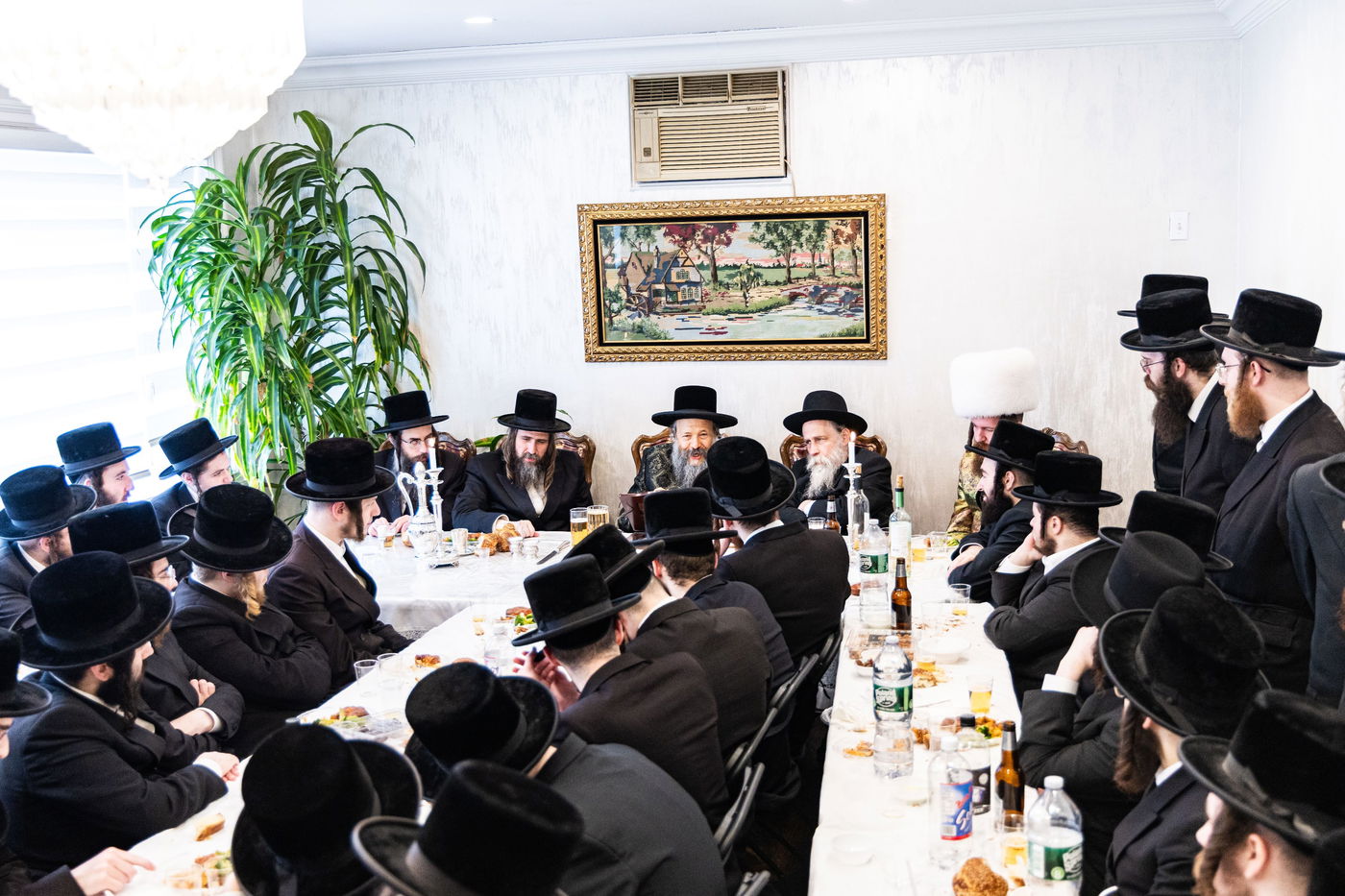 האדמו"ר מבאבוב 45 בטיש לכבוד 'יום שיבסר באדר'