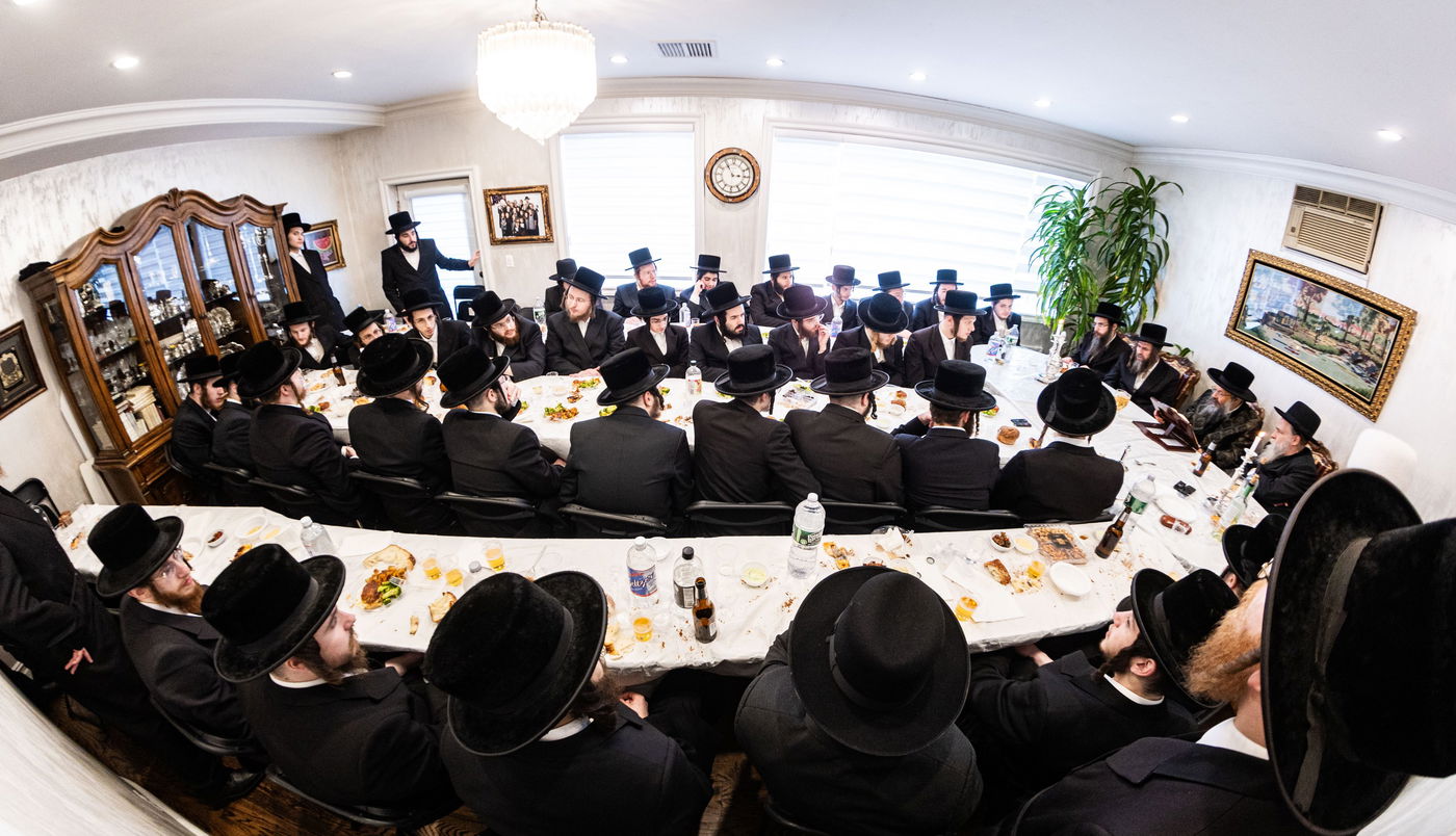 האדמו"ר מבאבוב 45 בטיש לכבוד 'יום שיבסר באדר'