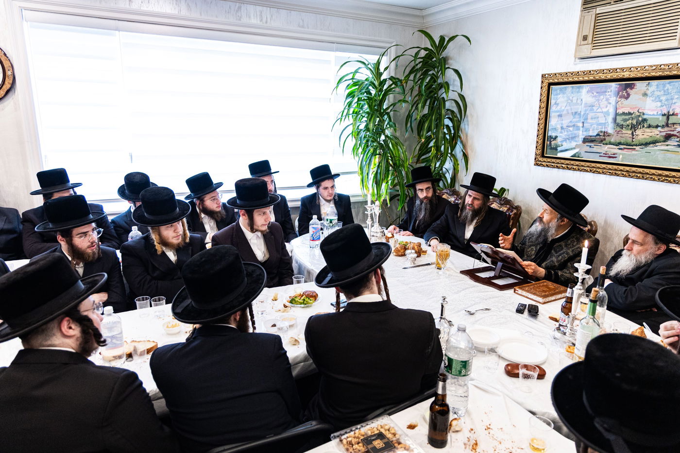 האדמו"ר מבאבוב 45 בטיש לכבוד 'יום שיבסר באדר'