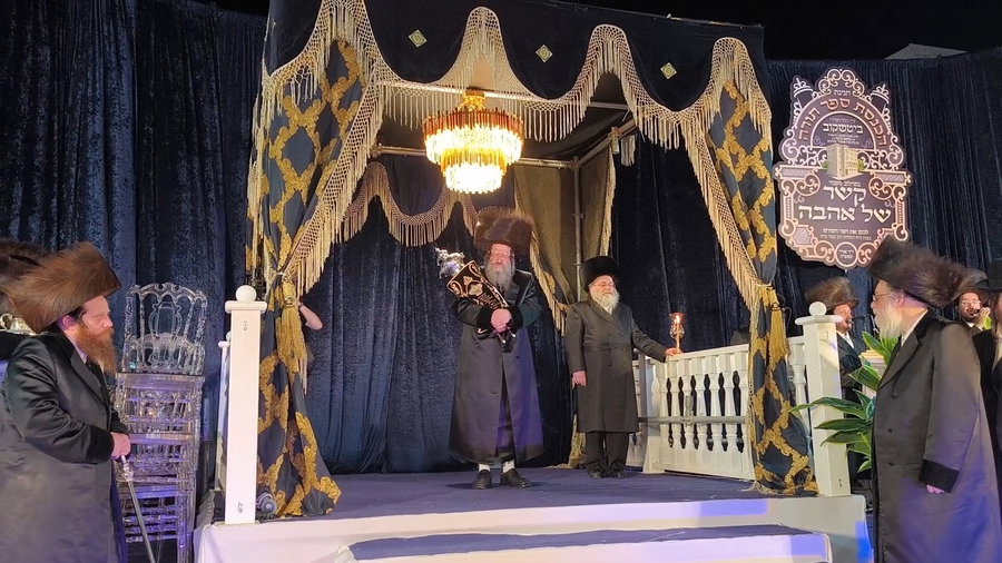 הכנסת ס"ת בחצה"ק ביטשקוב