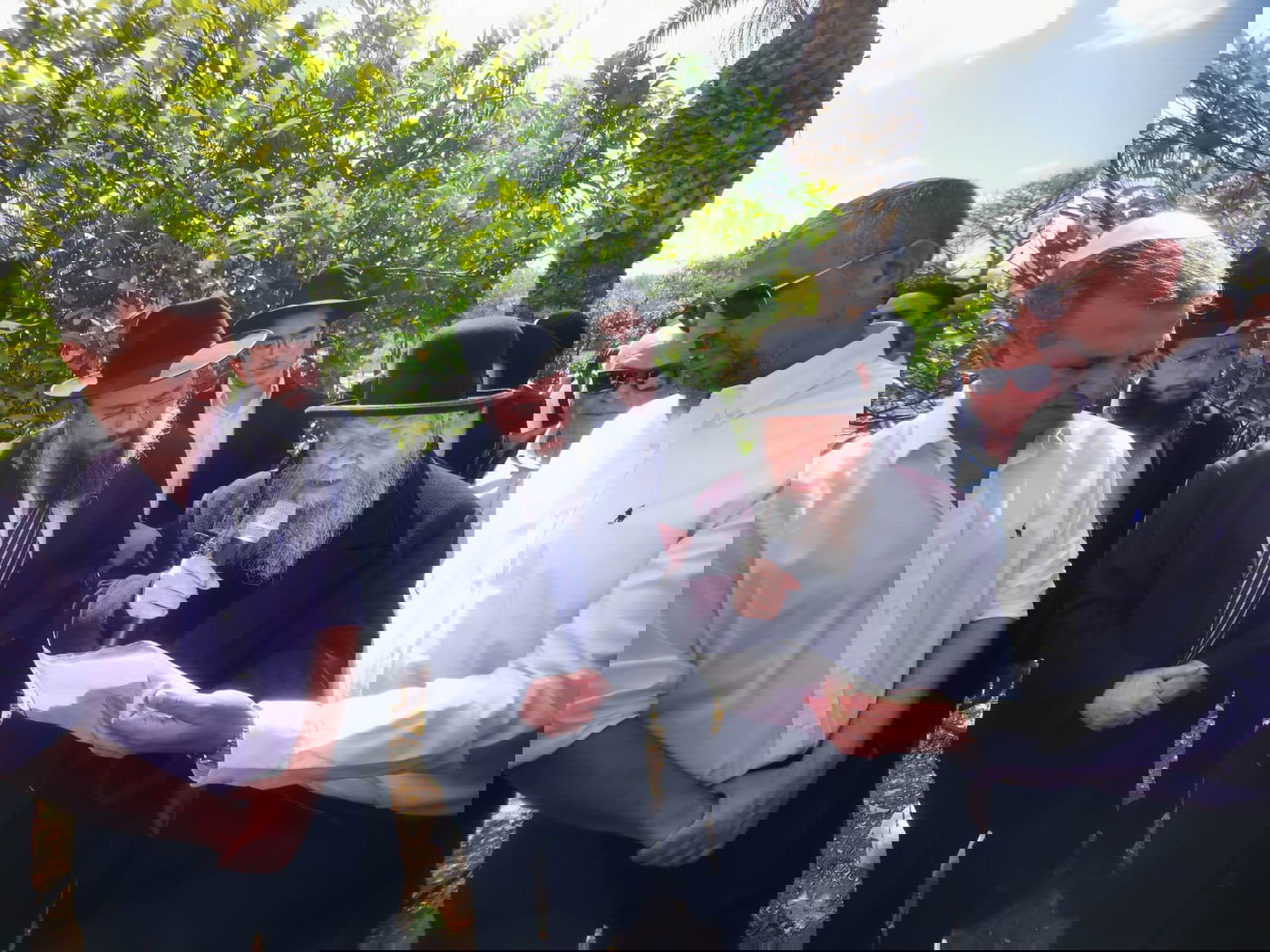 המקובל הגה"צ ר' דוד בצרי, בברכת האילנות ב'פארק הלאומי'