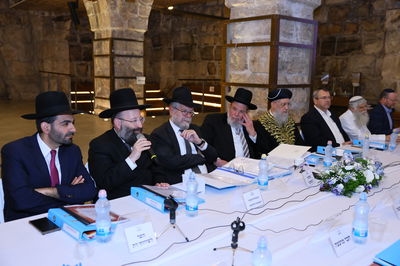  ישיבת מועצת הרבנות הראשית במנהרות הכותל