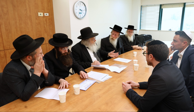 נציגי בנק הפועלים הצטיידו והציגו בפני הרבנים יפוי כוח מטעם הנהלת הבנק המסמיך אותם לבצע את מכירת החמץ