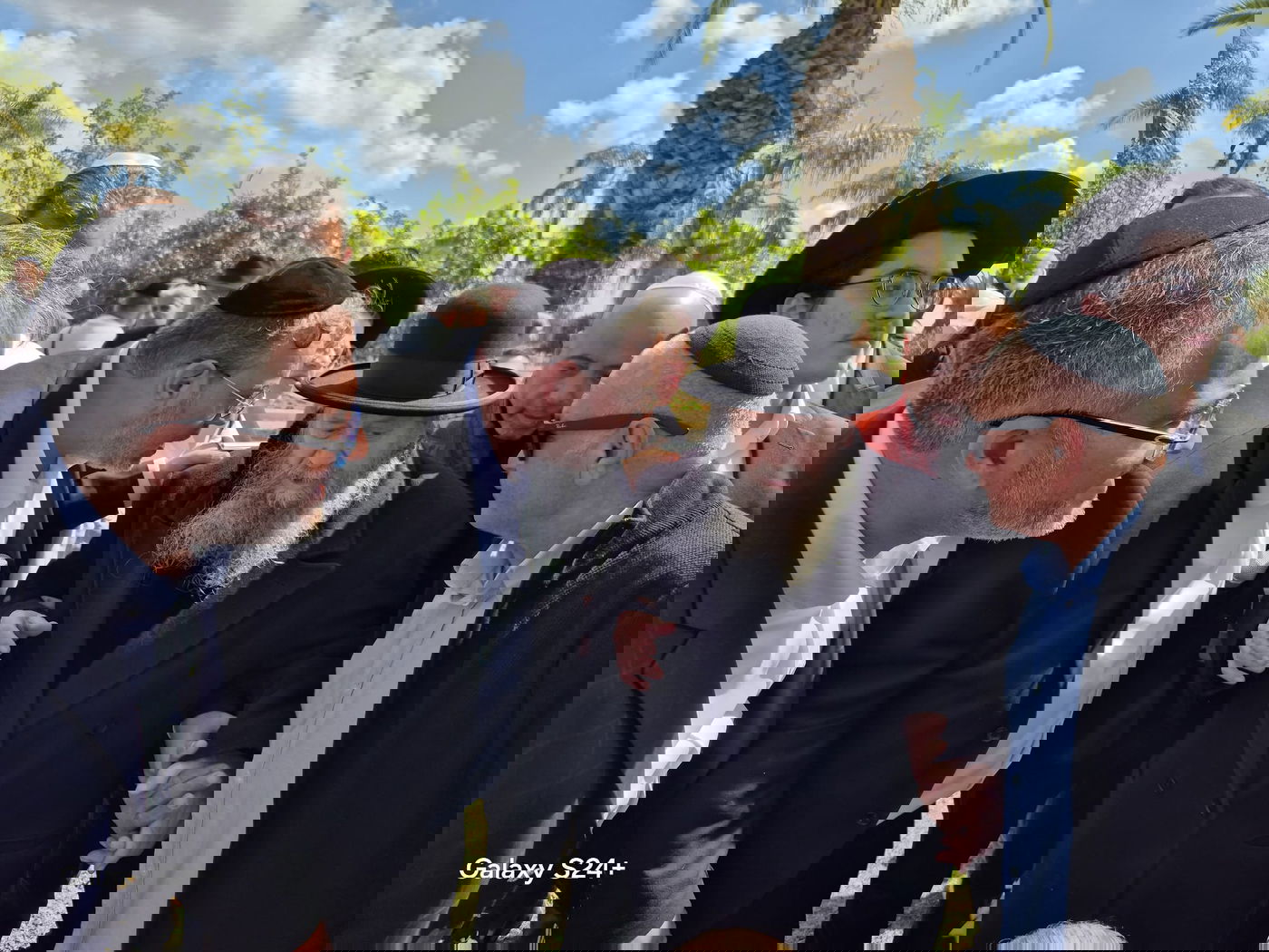 המקובל הגה"צ ר' דוד בצרי, בברכת האילנות ב'פארק הלאומי'