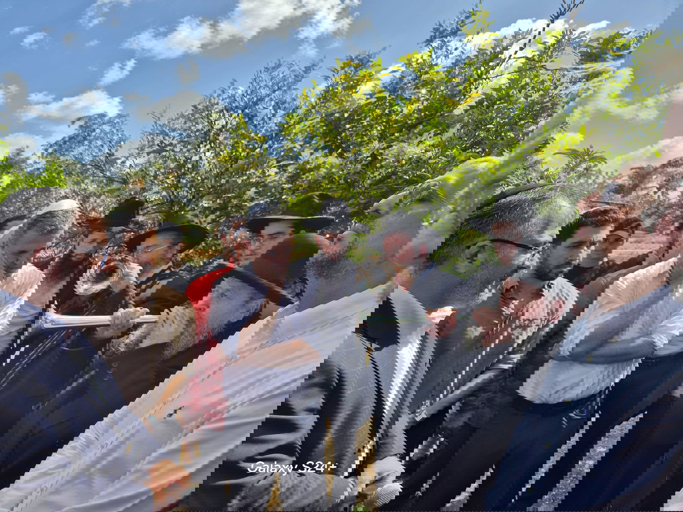 המקובל הגה"צ ר' דוד בצרי, בברכת האילנות ב'פארק הלאומי'