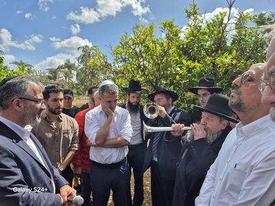 המקובל הגה"צ ר' דוד בצרי, בברכת האילנות ב'פארק הלאומי'