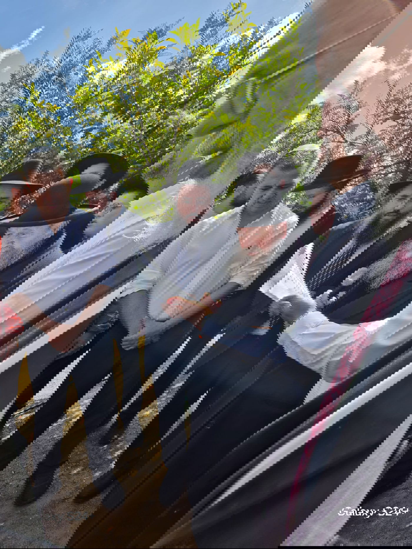 המקובל הגה"צ ר' דוד בצרי, בברכת האילנות ב'פארק הלאומי'