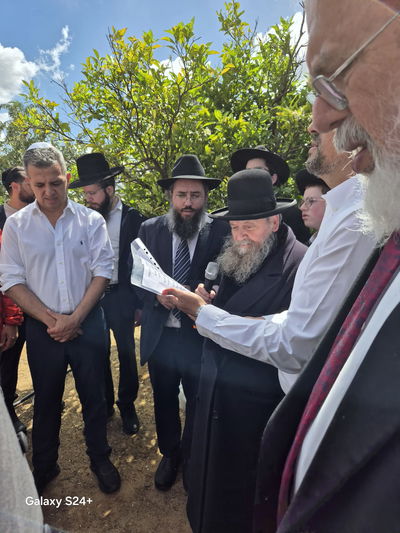 המקובל הגה"צ ר' דוד בצרי, בברכת האילנות ב'פארק הלאומי'