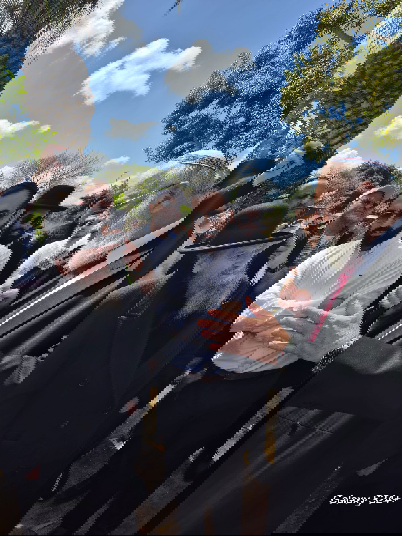 המקובל הגה"צ ר' דוד בצרי, בברכת האילנות ב'פארק הלאומי'