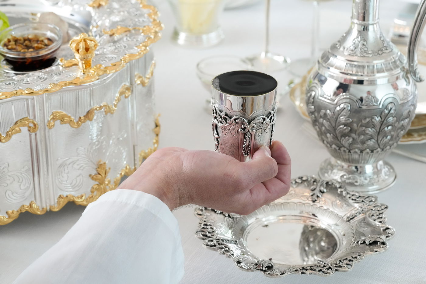 על שולחן הסדר כבר דורות, מגוון קערות פסח של הצורפים הן אומנות שעוברת מדור לדור