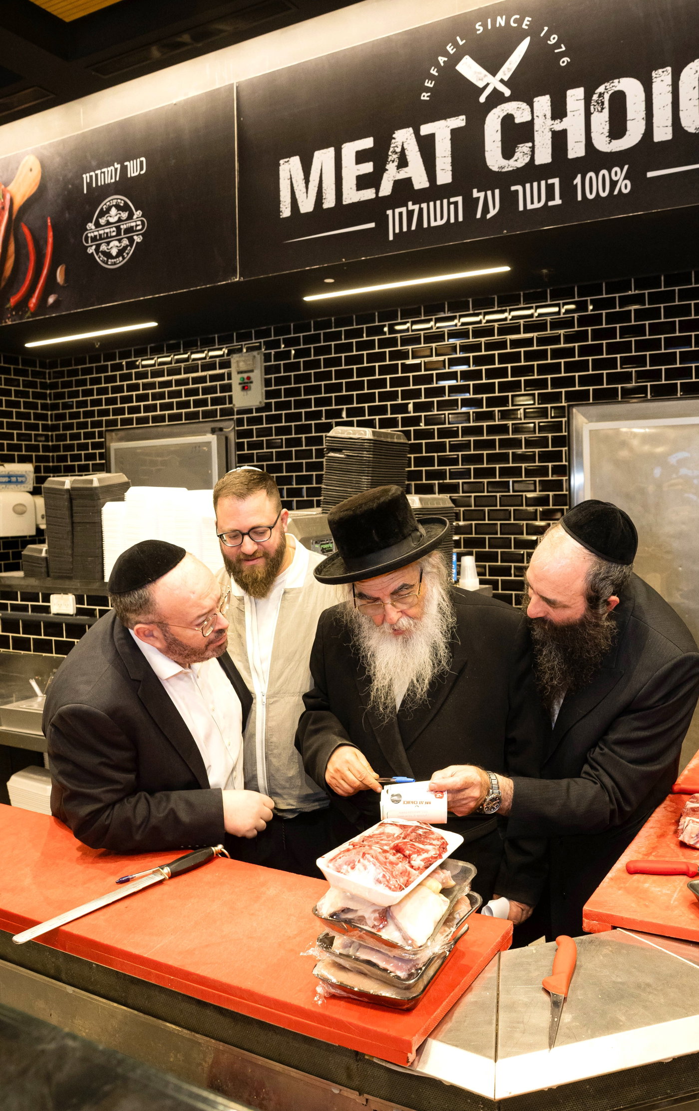 הגאב"ד סייר במקום, עמד מקרוב על הידורי ההשגחה שמבצעים צוות המשגיחים ושיבח את הנהלת "מיט צ'ויס" על עמידתם האיתנה בכל דרישות הכשרות