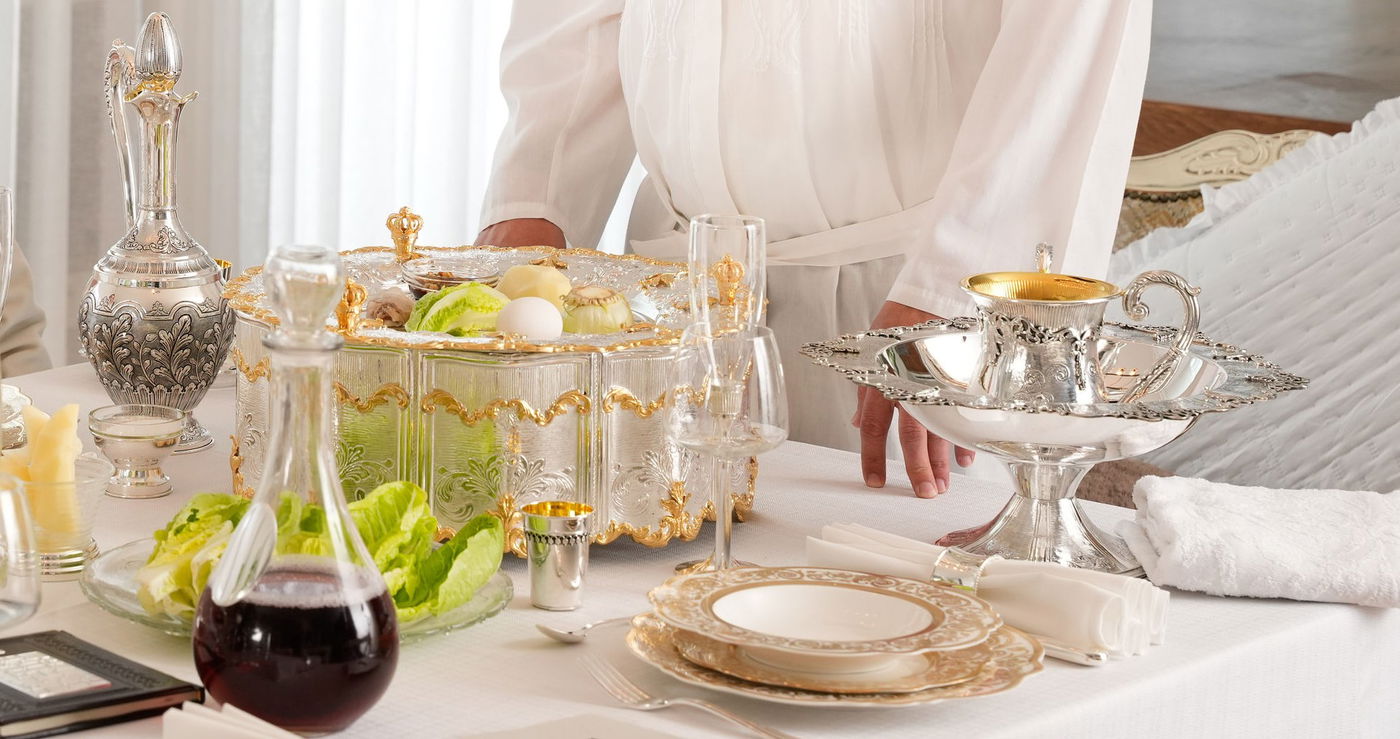 שולחן החג הערוך בטוב טעם עם כלי "הצורפים" מוסיף רובד נוסף למילות ההגדה