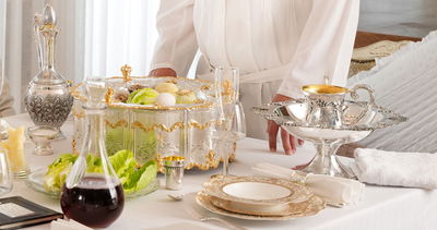 שולחן החג הערוך בטוב טעם עם כלי "הצורפים" מוסיף רובד נוסף למילות ההגדה 