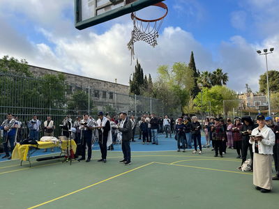 תפילה מול בית השר דרמר | ארכיון